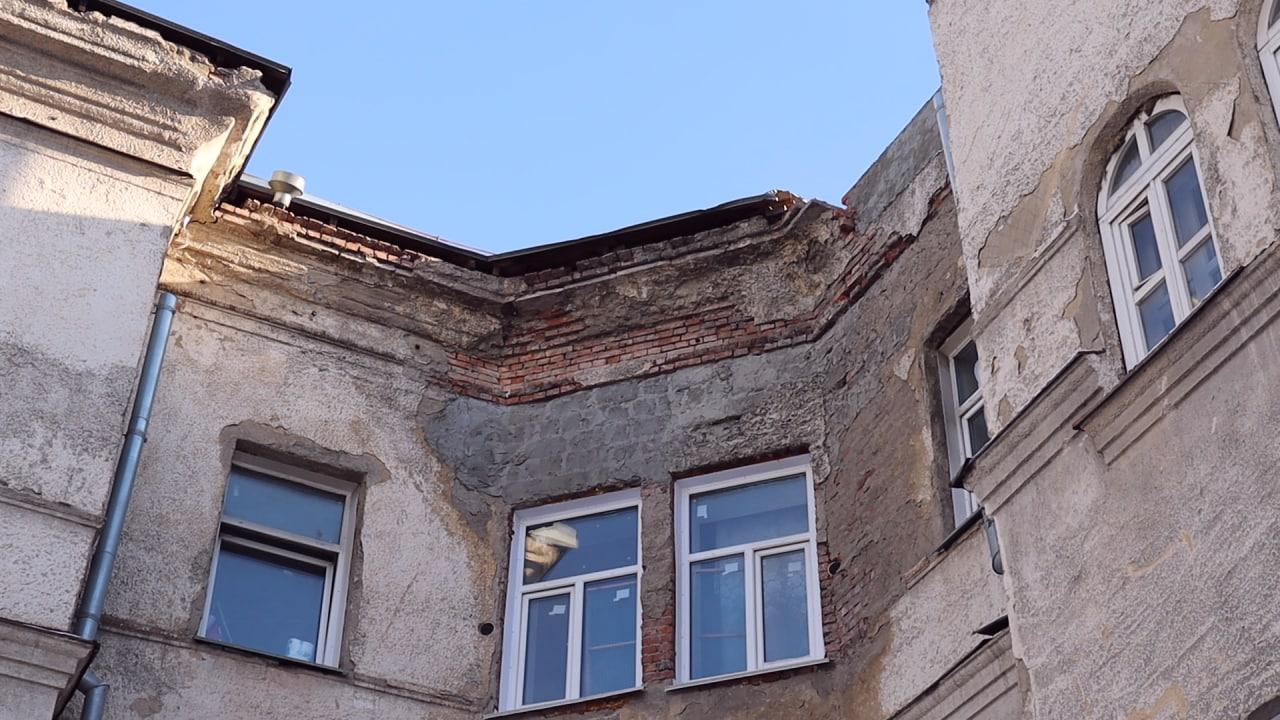 Фото В Новосибирске жильцы общежития с сорванной крышей остались недовольны выплатой в 100 тысяч рублей 2